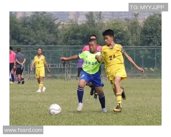 炫酷足球明星的魅力瞬间与精彩瞬间全景展示PPT设计分享