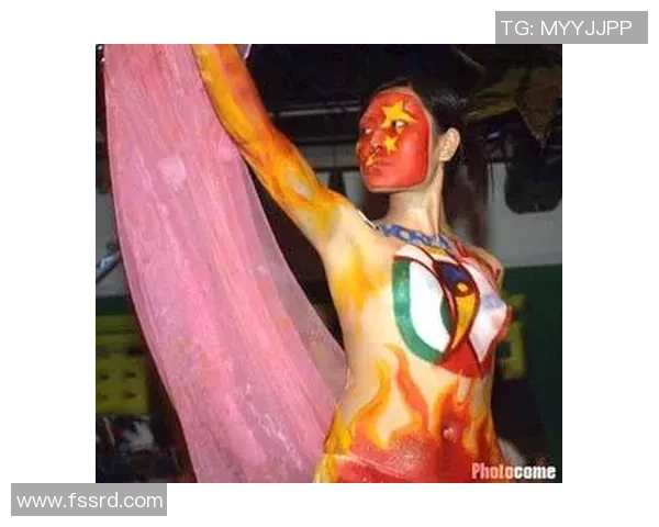 足球明星背影展现粉色衣服的独特魅力与时尚风采